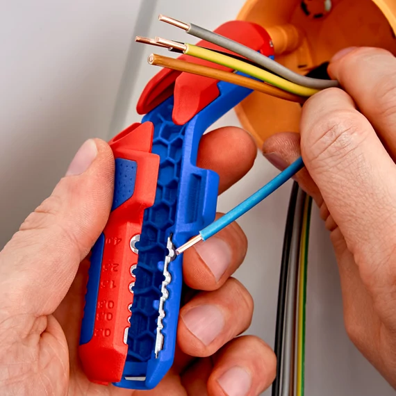 KNIPEX ErgoStrip Kábelcsupaszító, 0,2-6mm2, 135mm (16 95 03 SB)