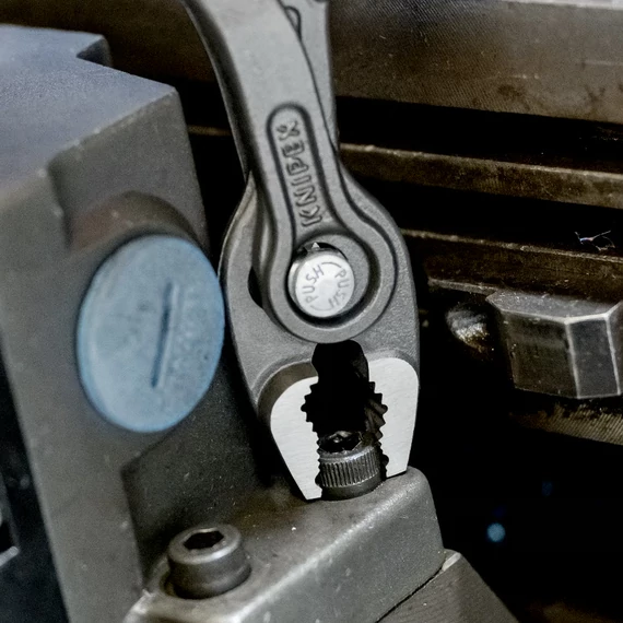 KNIPEX TwinGrip Csúszócsuklós fogó kétkomponensű nyéllel 150mm (82 02 150)